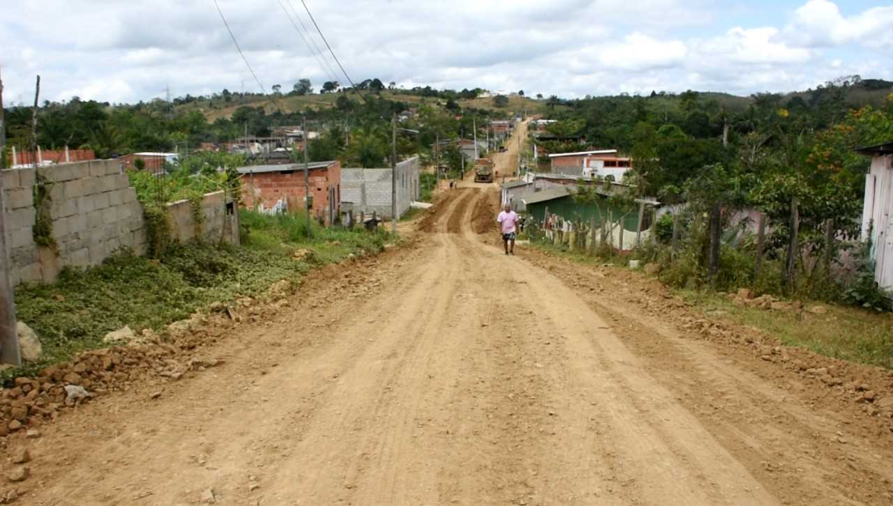Camacã: Moradores do Brogodó felizes com o casacalhamento e patrolamento do bairro
